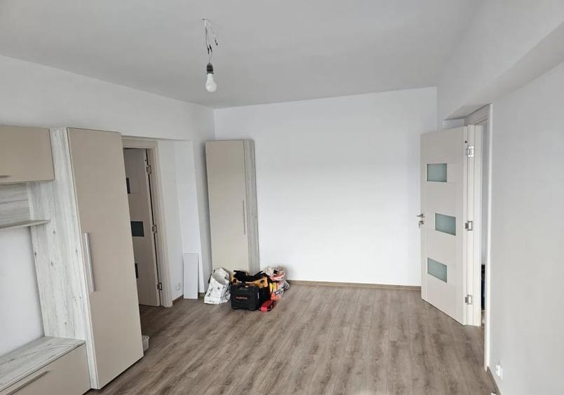 Apartament cu 3 camere semidecomandat, mobilat în Drumul Taberei