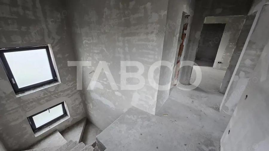 Duplex de vanzare 450mp teren liber 4 camere 2 bai 2 parcari Selimbar - 11