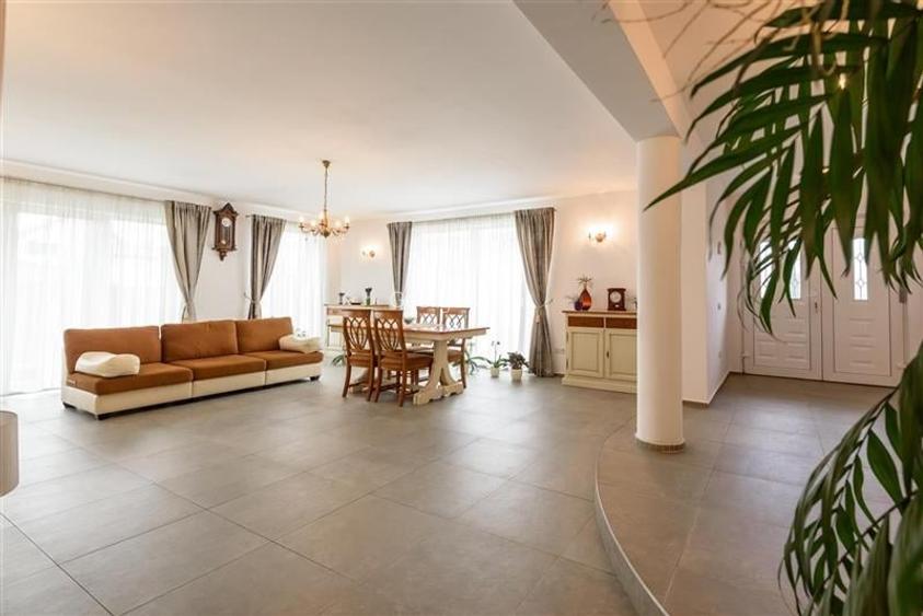 Casă individuală cu 7 camere în Exterior Est Casă individuală cu 7 camere în Exterior Est