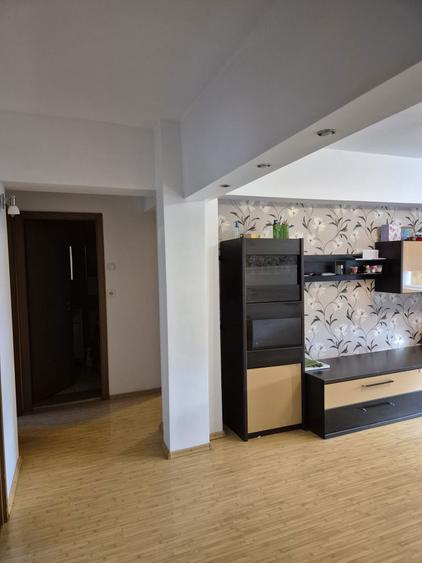 Inchiriez apartament 3 camere - 1