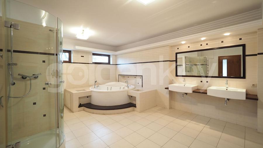 Casă individuală cu 7 camere cu Piscina în Iancu Nicolae