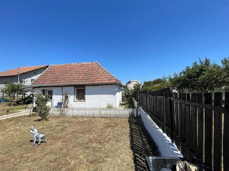 Casă individuală cu 3 camere cu Teren 744 Mp în Leș
