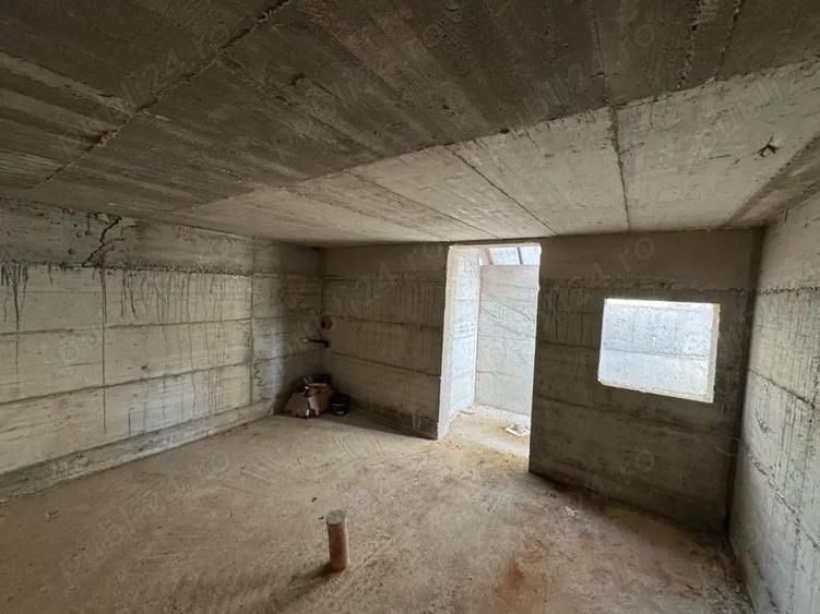 Casa la rosu de vanzare - 3