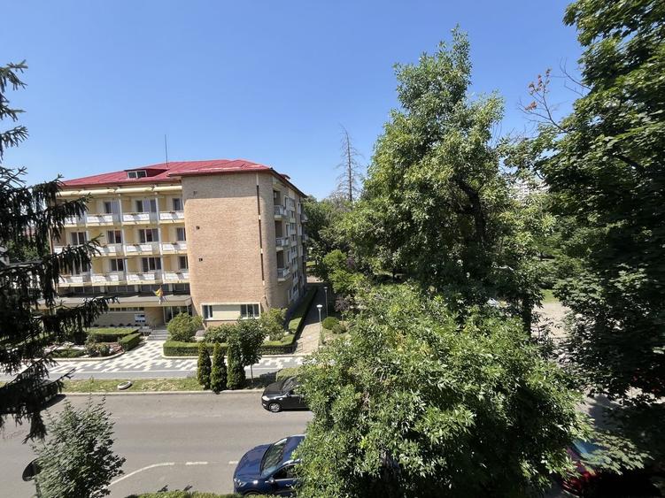 Apartament cu 3 camere de închiriat, zonă ultracentrală - 13