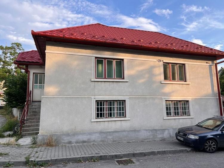 Casă cu 4 camere cu Teren 200 Mp în Central