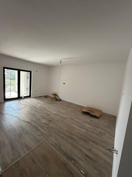 Duplex cu 3 camere cu Canalizare în Albina