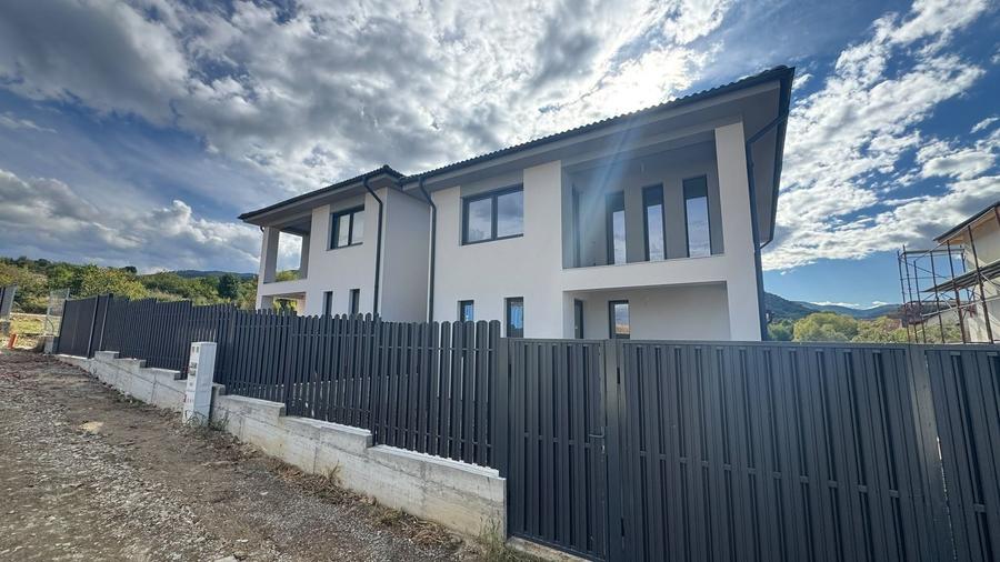 Casă individuală cu 5 camere cu Canalizare în Central