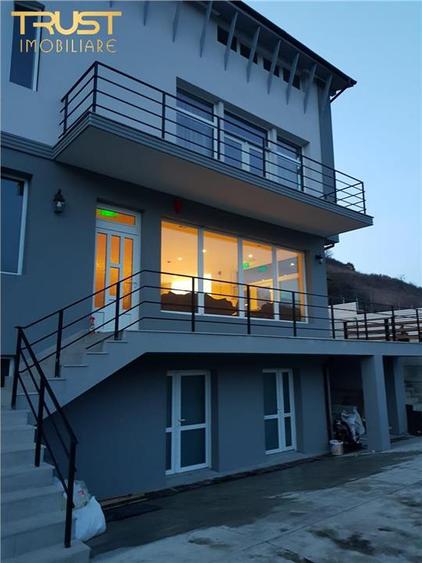 Casă cu 9 camere cu Teren 650 Mp în Tăuți