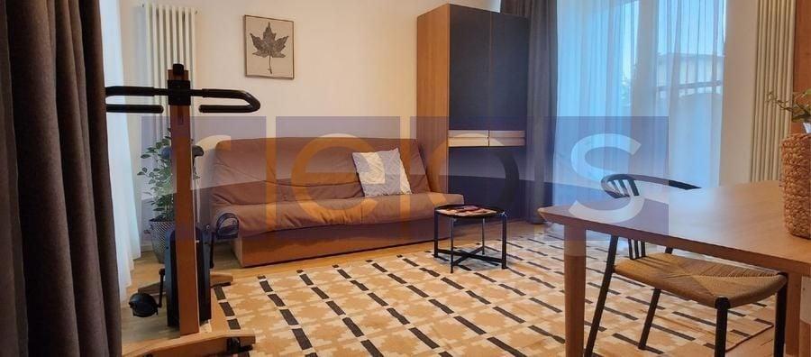 Apartament cu 3 camere semidecomandat, mobilat în P-ța Victoriei