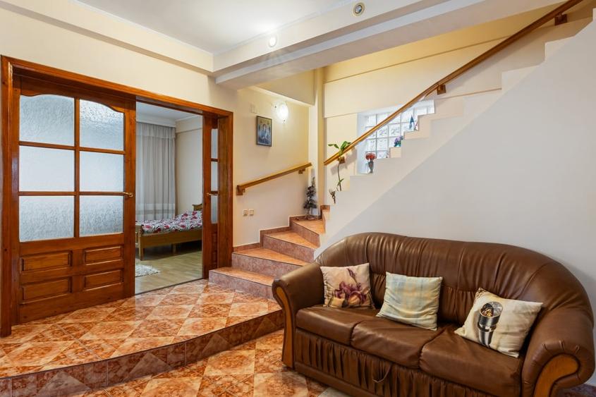 Casă individuală cu 8 camere cu Garaj în Faleza Nord