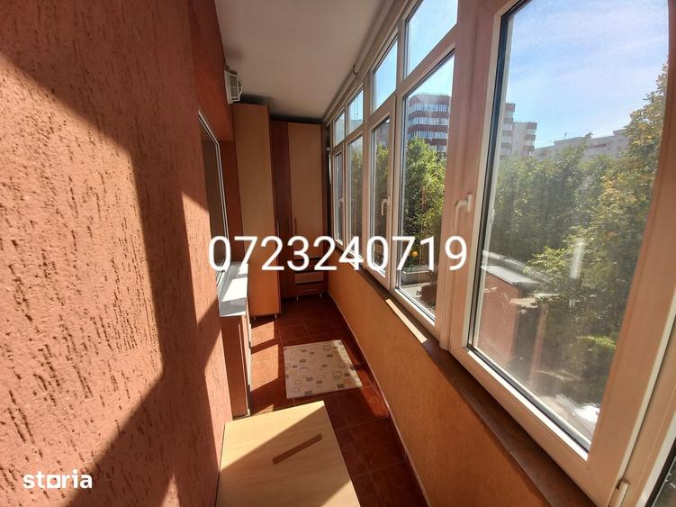 Apartament cu 3 camere semidecomandat în Berceni