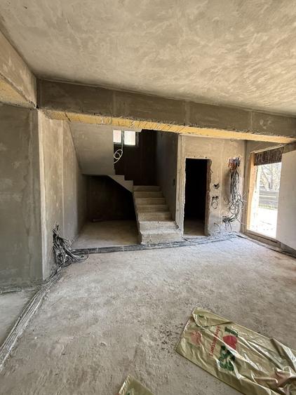 Duplex cu 5 camere cu Canalizare în 1 Decembrie 1918