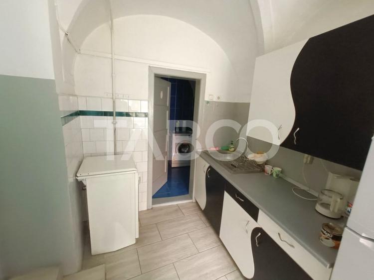 Apartament cu 3 camere semidecomandat, mobilat în Orașul de Jos
