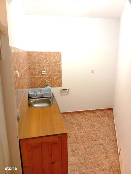 O casa cu doua apartamente in zona centrala - 9