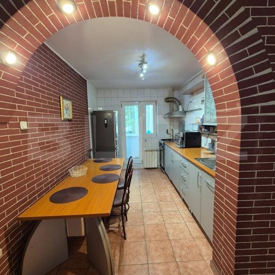 Apartament cu 4 camere decomandat, mobilat în Exterior Est
