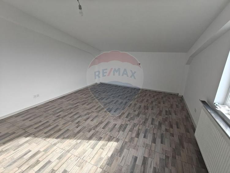 Hala noua 555mp, curte betonata 1000mp, zona de est, de inchiriat - 15