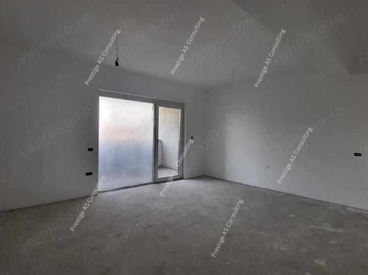 Apartament cu 3 camere semidecomandat în Dumbrăvița
