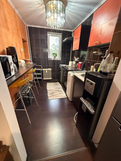 ristor 3 minute metrou - Retras de la bulevard, liniste- Decomandat - 2