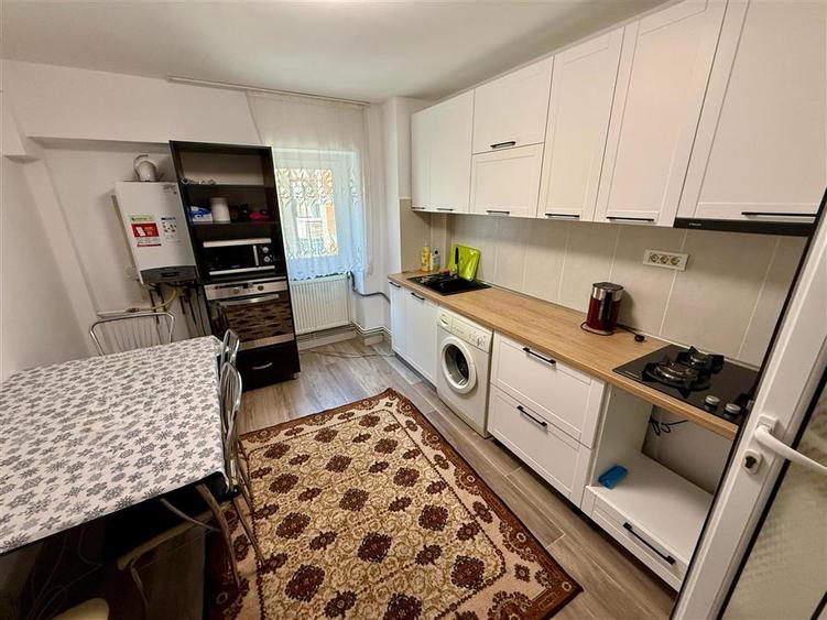 Pacurari - Etaj Intermediar - Bloc din 89 - 3 Camere Decomandat - 8