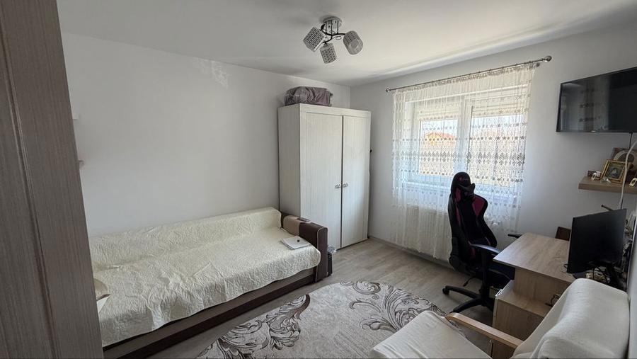 Apartament cu 3 camere decomandat în Sud