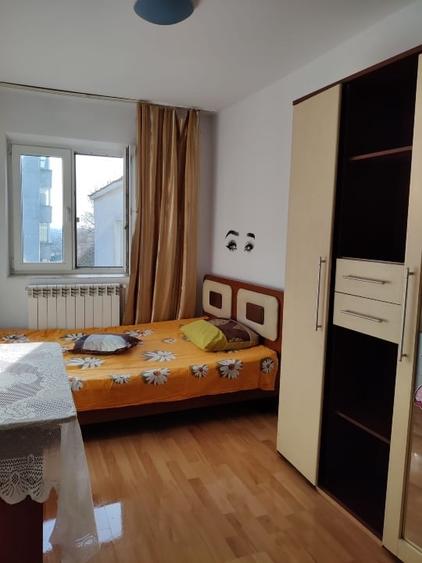 Inchiriez apartament 3 camere - 6