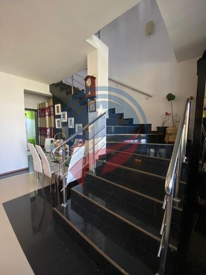 CASA DEOSEBITA APROAPE DE PROMENADA IN EUROCARTIER - 5