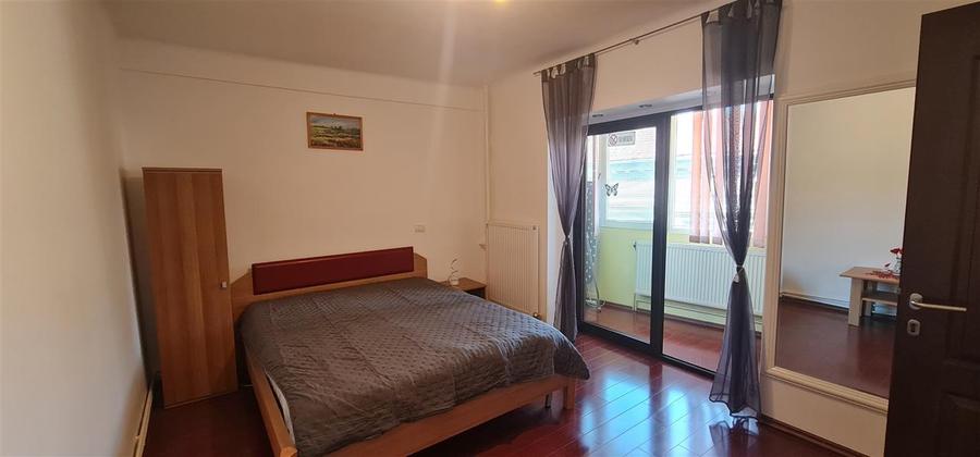 Ap. 2 camere, et.3, la bloc, 82mp, central -Piata Catedralei - 12