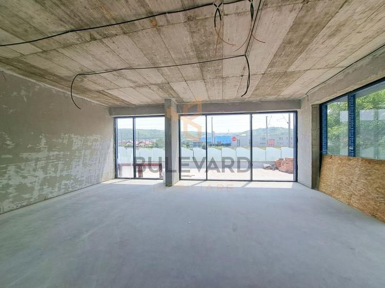 Cladire comerciala situata la drum intens circulat, 1365 mp utili + 20 parcari - 20