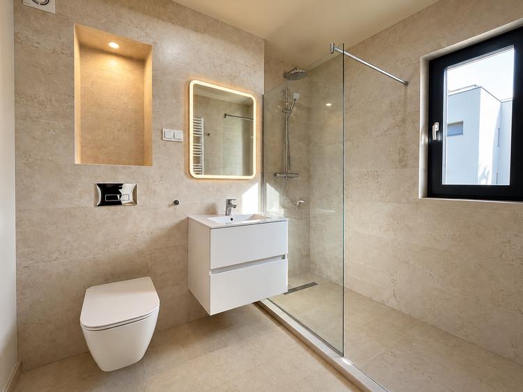 Casă individuală cu 7 camere cu Canalizare în Central