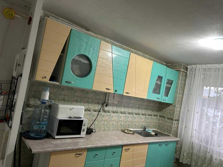 Apartament cu 3 camere semidecomandat în Crâng