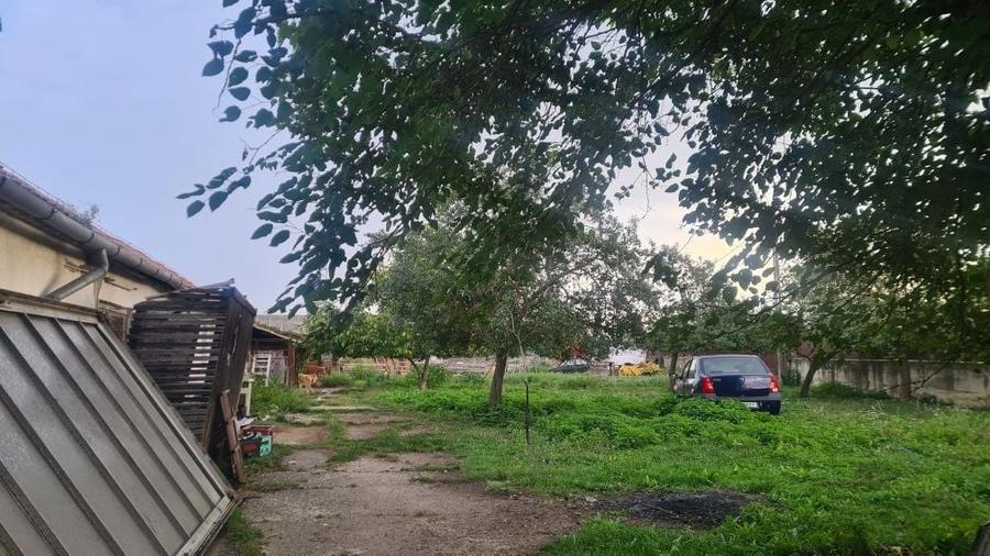 Casă cu 4 camere cu Teren 3000 Mp în Cârnești