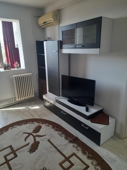 Apartament cu 2 camere semidecomandat în Podu Roș