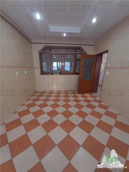 Casă individuală cu 9 camere cu Teren 365 Mp în Tineretului