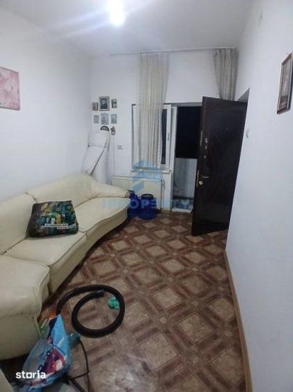 Apartament cu 4 camere semidecomandat, mobilat în Tei