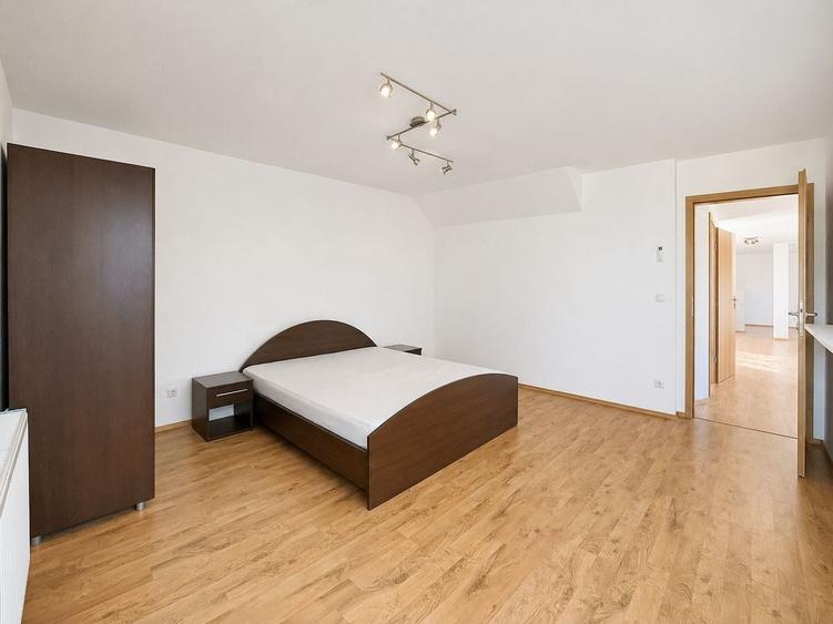 Apartament cu 4 camere decomandat, mobilat în Girocului
