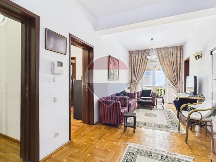 Casă individuală cu 9 camere cu Teren 642 Mp în Periferie