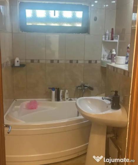 Casă cu 7 camere cu Teren 1200 Mp în Cârcea