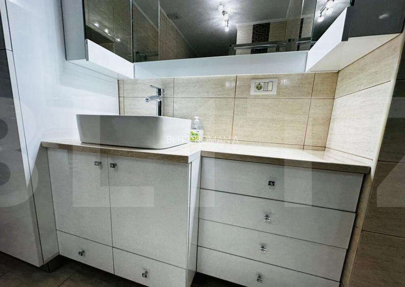 Casa spatioasa cu 5 dormitoare, doua bucatarii si teren de 1