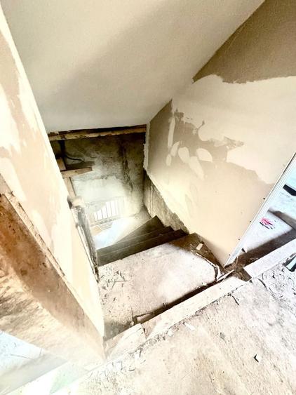 Casă individuală cu 7 camere cu Canalizare în Central