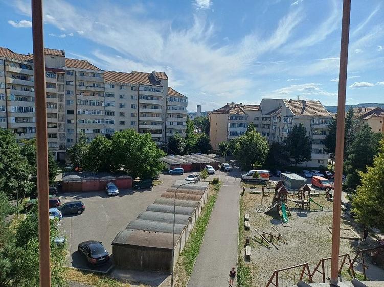 Apartament cu 3 camere decomandat în Est