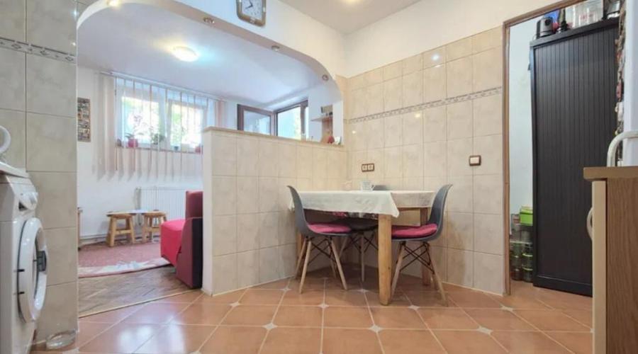 Apartament 2 camere, decomandat - zona Schei - 2