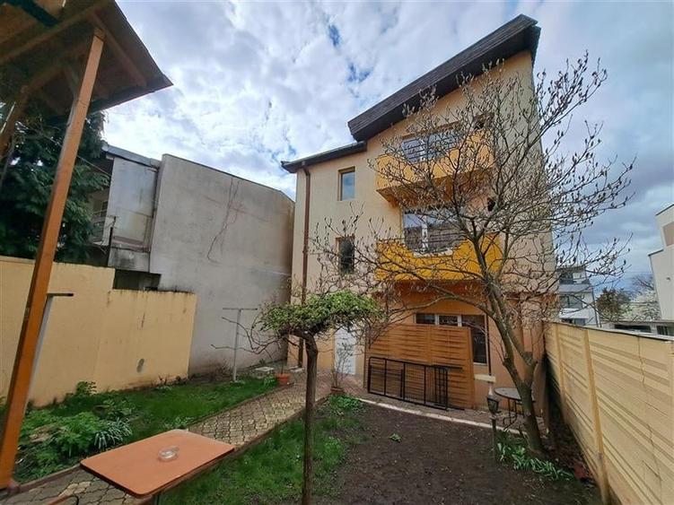 Casa individuala, 230 mp + 80 mp anexa, situata in zona Semicentrala! - 1