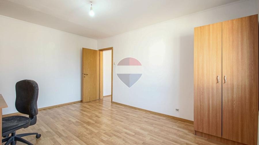Apartament cu 3 camere semidecomandat, mobilat în Central
