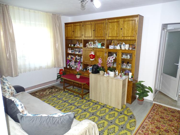 Vand/schimb apartament 2 camere in Florilor renovat complet - 1