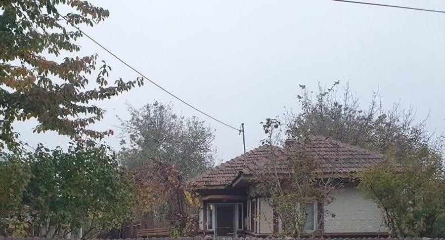 Casa batraneasca cu teren generos in centrul comunei Ciolpani aproape de partea - 2