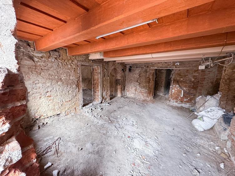 Apartament 2 Camere 80 mp UTILI De Renovat Str. Lunga - 3