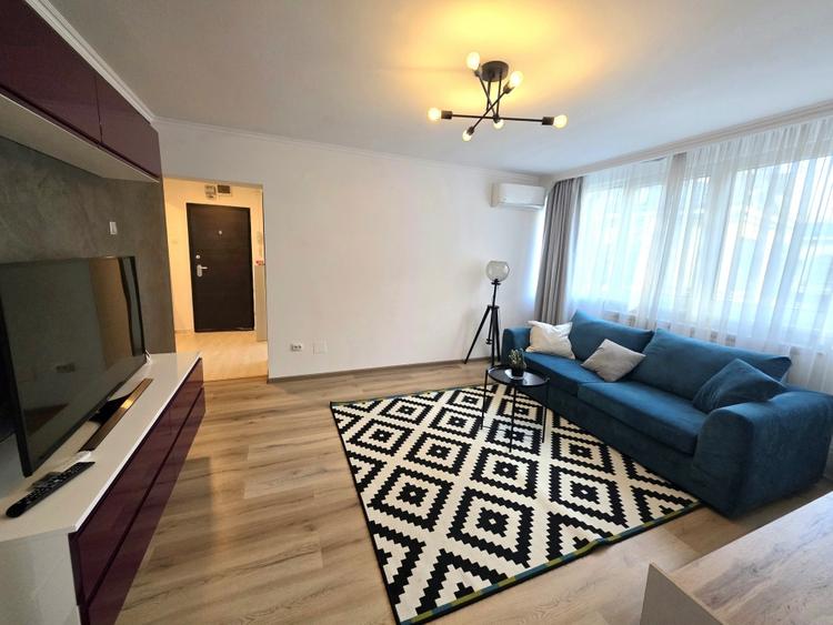 Apartament cu 3 camere semidecomandat, mobilat în Sala Palatului