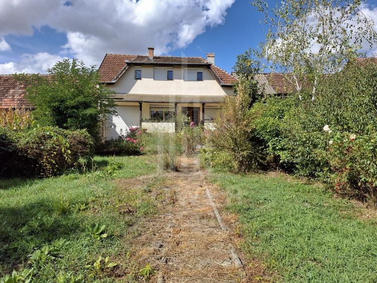 Casă individuală cu 6 camere cu Canalizare în Cornățel