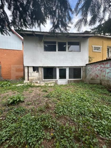 Casă individuală cu 2 camere cu Canalizare în Central