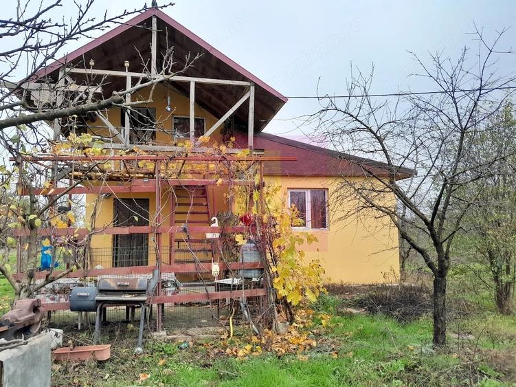Casă cu 3 camere cu Teren 15000 Mp în Bărcănești